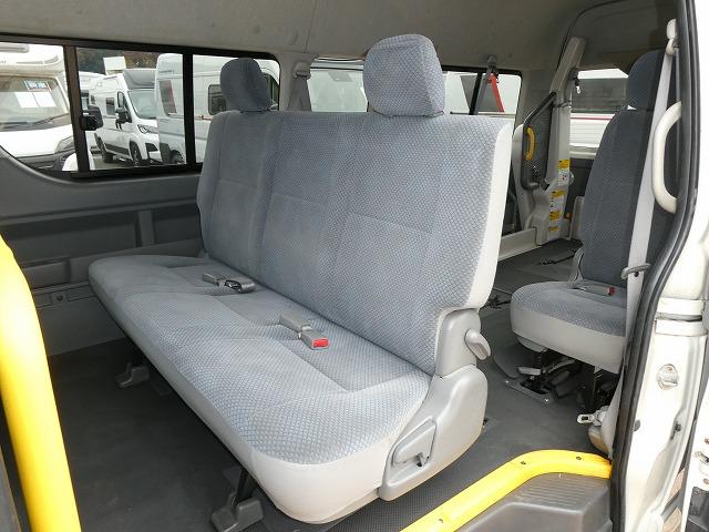 ハイエースコミューター 　福祉車両　ウェルキャブ　Ｄタイプ　リアリフト　車いす４基固定　車いす電動固定装置　電動サイドステップ　１０人乗り　電動スライドドア（8枚目）