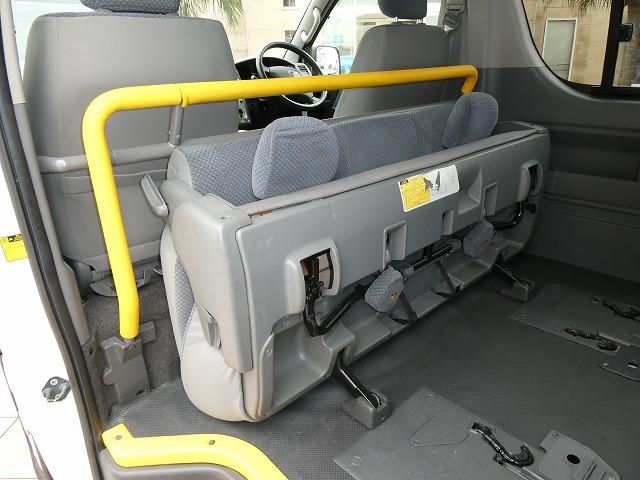 ハイエースコミューター 　福祉車両　ウェルキャブ　Ｄタイプ　リアリフト　車いす４基固定　車いす電動固定装置　電動サイドステップ　１０人乗り　電動スライドドア（9枚目）