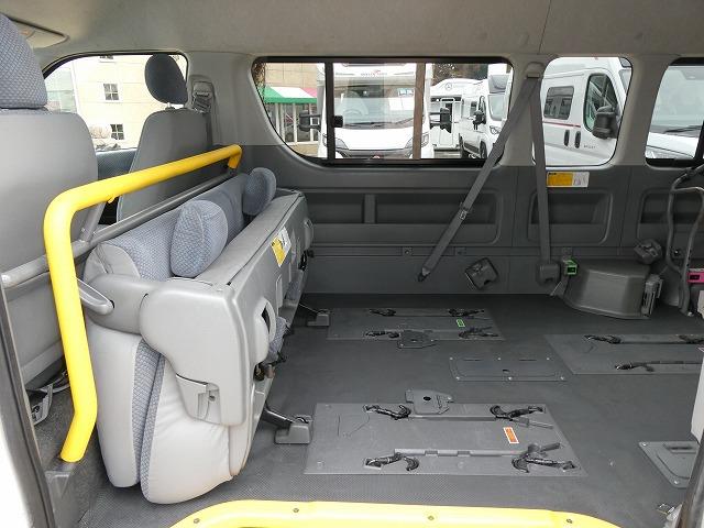 ハイエースコミューター 　福祉車両　ウェルキャブ　Ｄタイプ　リアリフト　車いす４基固定　車いす電動固定装置　電動サイドステップ　１０人乗り　電動スライドドア（10枚目）