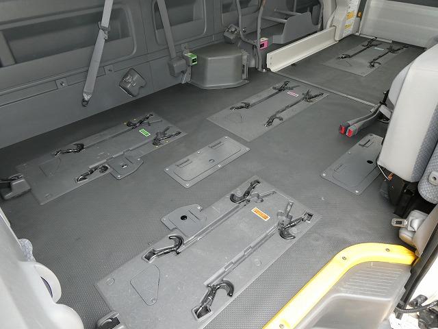 ハイエースコミューター 　福祉車両　ウェルキャブ　Ｄタイプ　リアリフト　車いす４基固定　車いす電動固定装置　電動サイドステップ　１０人乗り　電動スライドドア（11枚目）
