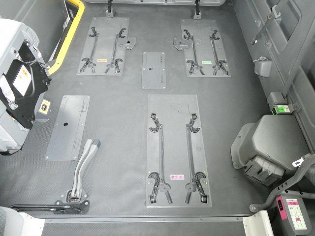 ハイエースコミューター 　福祉車両　ウェルキャブ　Ｄタイプ　リアリフト　車いす４基固定　車いす電動固定装置　電動サイドステップ　１０人乗り　電動スライドドア（13枚目）