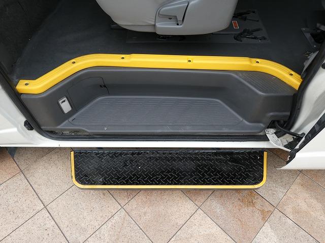 ハイエースコミューター 　福祉車両　ウェルキャブ　Ｄタイプ　リアリフト　車いす４基固定　車いす電動固定装置　電動サイドステップ　１０人乗り　電動スライドドア（24枚目）
