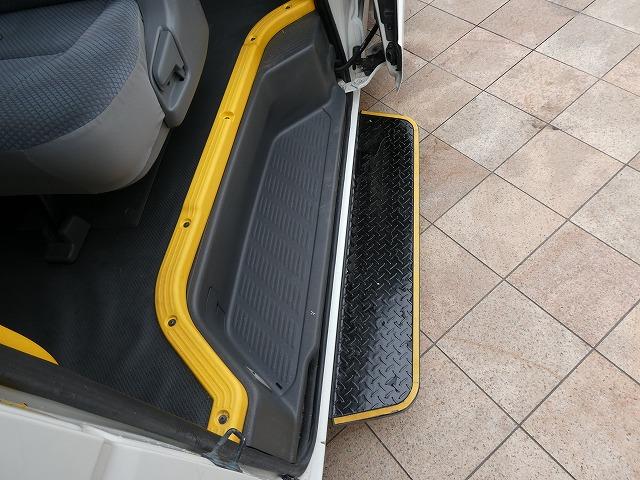 ハイエースコミューター 　福祉車両　ウェルキャブ　Ｄタイプ　リアリフト　車いす４基固定　車いす電動固定装置　電動サイドステップ　１０人乗り　電動スライドドア（25枚目）