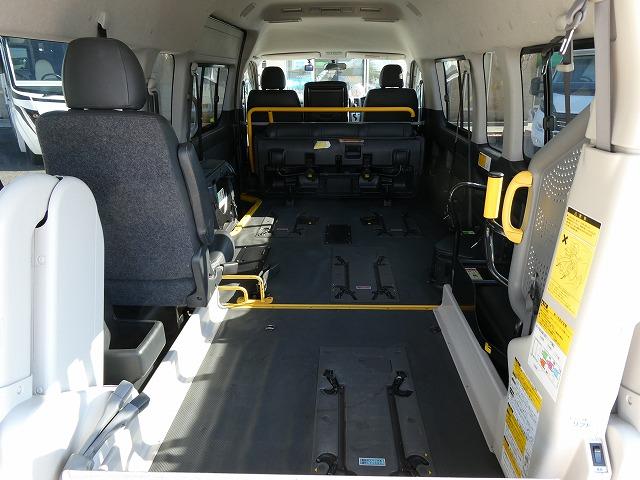 ハイエースコミューター 　福祉車両　ウェルキャブ　Ｄタイプ　車いす４基固定　リアリフト　車いす電動固定装置　電動サイドステップ　パナソニックメモリーナビ　バックカメラ　フルセグ（2枚目）