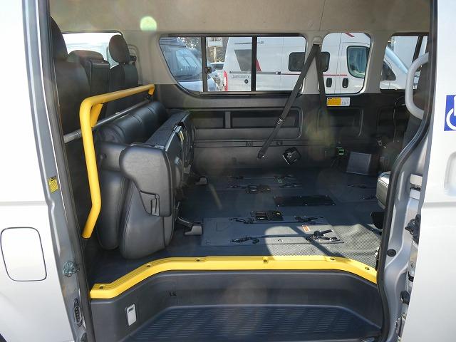 ハイエースコミューター 　福祉車両　ウェルキャブ　Ｄタイプ　車いす４基固定　リアリフト　車いす電動固定装置　電動サイドステップ　パナソニックメモリーナビ　バックカメラ　フルセグ（7枚目）