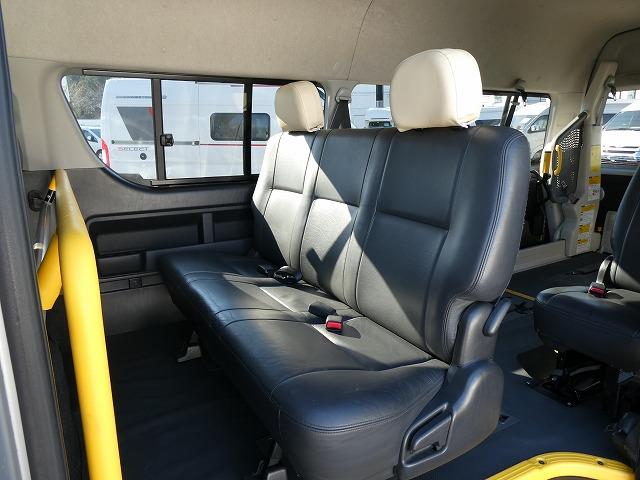 ハイエースコミューター 　福祉車両　ウェルキャブ　Ｄタイプ　車いす４基固定　リアリフト　車いす電動固定装置　電動サイドステップ　パナソニックメモリーナビ　バックカメラ　フルセグ（8枚目）