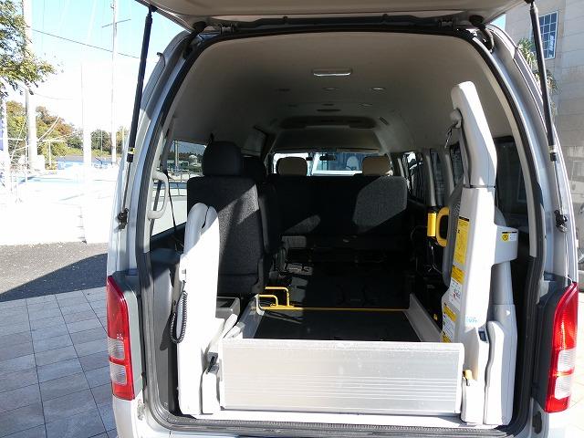 ハイエースコミューター 　福祉車両　ウェルキャブ　Ｄタイプ　車いす４基固定　リアリフト　車いす電動固定装置　電動サイドステップ　パナソニックメモリーナビ　バックカメラ　フルセグ（10枚目）