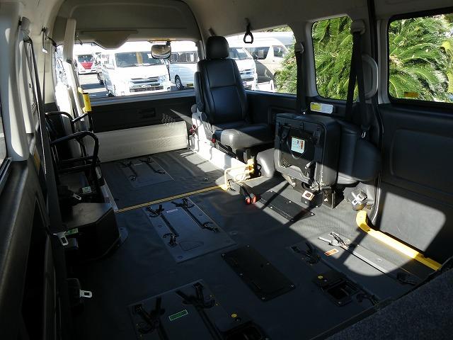 ハイエースコミューター 　福祉車両　ウェルキャブ　Ｄタイプ　車いす４基固定　リアリフト　車いす電動固定装置　電動サイドステップ　パナソニックメモリーナビ　バックカメラ　フルセグ（12枚目）