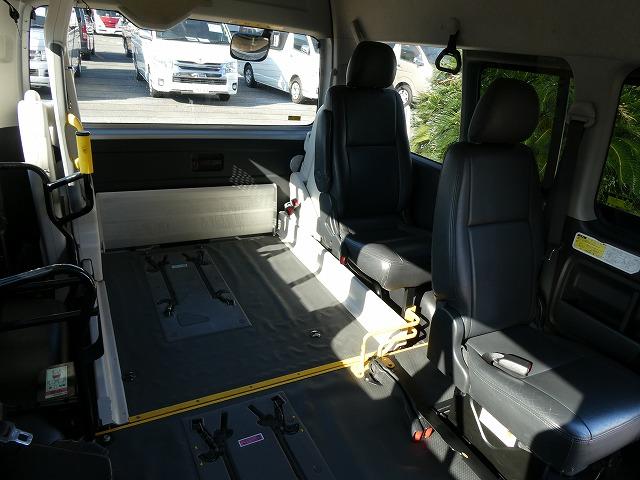 ハイエースコミューター 　福祉車両　ウェルキャブ　Ｄタイプ　車いす４基固定　リアリフト　車いす電動固定装置　電動サイドステップ　パナソニックメモリーナビ　バックカメラ　フルセグ（13枚目）