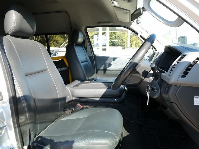 ハイエースコミューター 　福祉車両　ウェルキャブ　Ｄタイプ　車いす４基固定　リアリフト　車いす電動固定装置　電動サイドステップ　パナソニックメモリーナビ　バックカメラ　フルセグ（15枚目）
