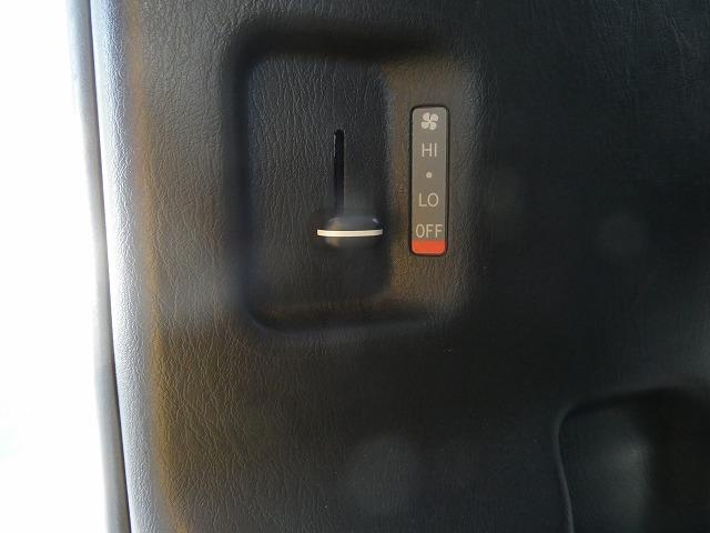 ハイエースコミューター 　福祉車両　ウェルキャブ　Ｄタイプ　車いす４基固定　リアリフト　車いす電動固定装置　電動サイドステップ　パナソニックメモリーナビ　バックカメラ　フルセグ（23枚目）