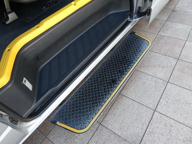 ハイエースコミューター 　福祉車両　ウェルキャブ　Ｄタイプ　車いす４基固定　リアリフト　車いす電動固定装置　電動サイドステップ　パナソニックメモリーナビ　バックカメラ　フルセグ（24枚目）