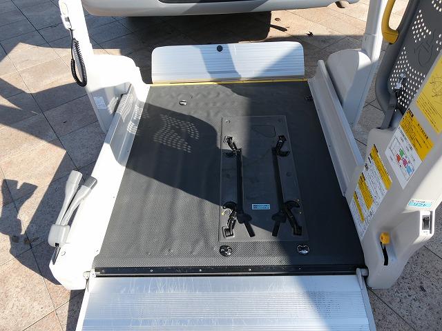 ハイエースコミューター 　福祉車両　ウェルキャブ　Ｄタイプ　車いす４基固定　リアリフト　車いす電動固定装置　電動サイドステップ　パナソニックメモリーナビ　バックカメラ　フルセグ（37枚目）