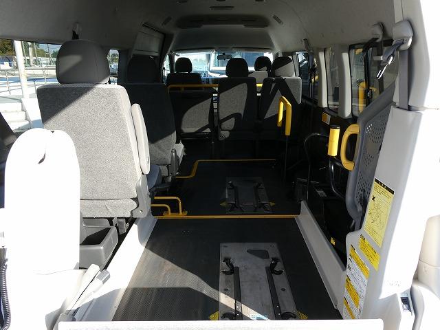 ハイエースコミューター 　福祉車両　ウェルキャブ　Ｂタイプ　車いす２基固定　リアリフト　車いす電動固定装置　電動サイドステップ　１０人乗り　パナソニックメモリーナビ　バックカメラ　フルセグ（2枚目）