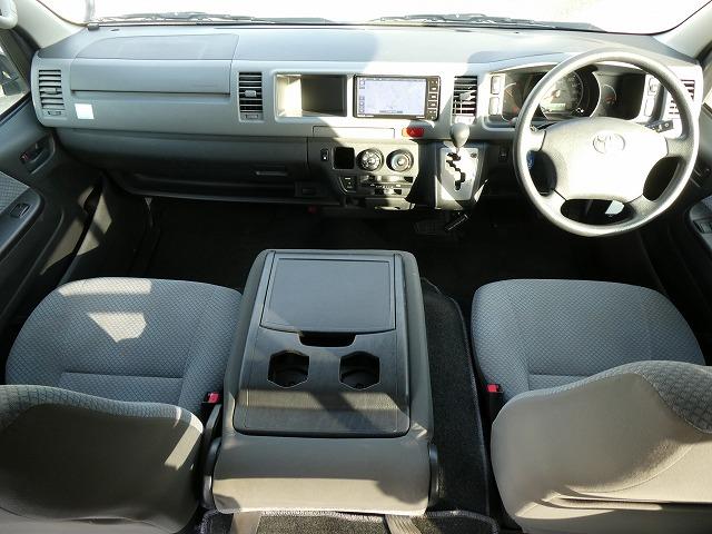 ハイエースコミューター 　福祉車両　ウェルキャブ　Ｂタイプ　車いす２基固定　リアリフト　車いす電動固定装置　電動サイドステップ　１０人乗り　パナソニックメモリーナビ　バックカメラ　フルセグ（3枚目）