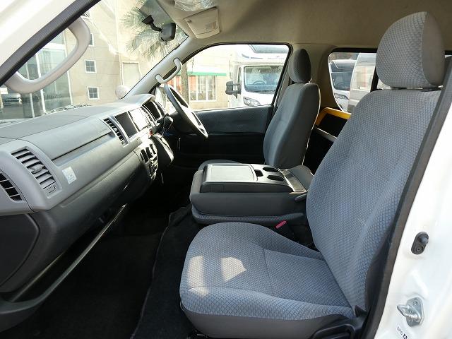 ハイエースコミューター 　福祉車両　ウェルキャブ　Ｂタイプ　車いす２基固定　リアリフト　車いす電動固定装置　電動サイドステップ　１０人乗り　パナソニックメモリーナビ　バックカメラ　フルセグ（4枚目）