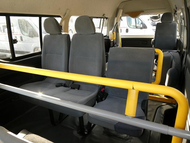 ハイエースコミューター 　福祉車両　ウェルキャブ　Ｂタイプ　車いす２基固定　リアリフト　車いす電動固定装置　電動サイドステップ　１０人乗り　パナソニックメモリーナビ　バックカメラ　フルセグ（6枚目）