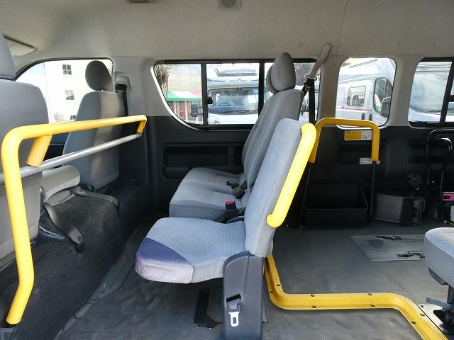 ハイエースコミューター 　福祉車両　ウェルキャブ　Ｂタイプ　車いす２基固定　リアリフト　車いす電動固定装置　電動サイドステップ　１０人乗り　パナソニックメモリーナビ　バックカメラ　フルセグ（7枚目）