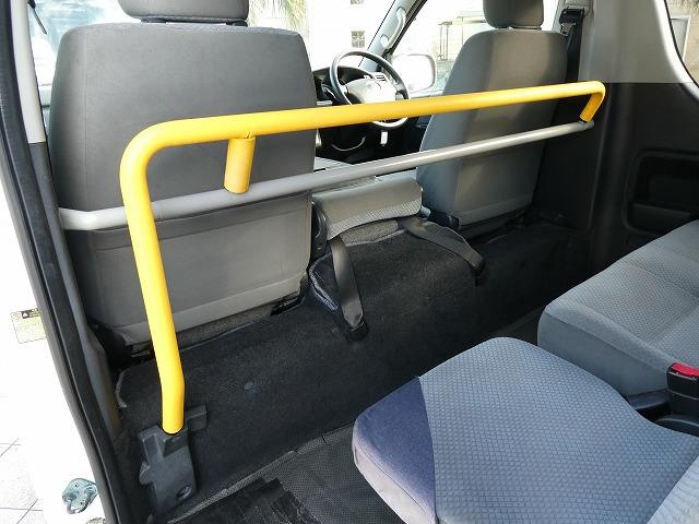 ハイエースコミューター 　福祉車両　ウェルキャブ　Ｂタイプ　車いす２基固定　リアリフト　車いす電動固定装置　電動サイドステップ　１０人乗り　パナソニックメモリーナビ　バックカメラ　フルセグ（8枚目）