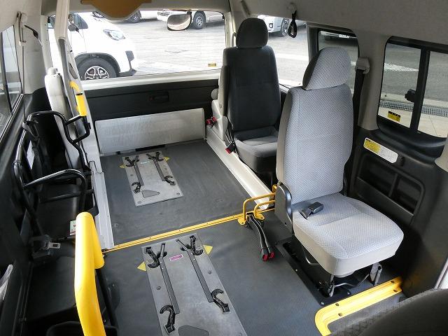 ハイエースコミューター 　福祉車両　ウェルキャブ　Ｂタイプ　車いす２基固定　リアリフト　車いす電動固定装置　電動サイドステップ　１０人乗り　パナソニックメモリーナビ　バックカメラ　フルセグ（11枚目）
