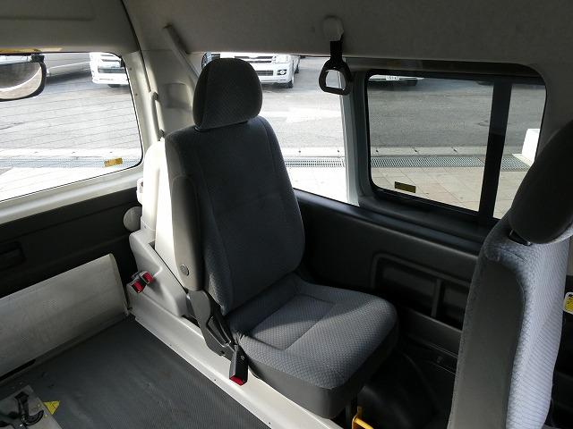 ハイエースコミューター 　福祉車両　ウェルキャブ　Ｂタイプ　車いす２基固定　リアリフト　車いす電動固定装置　電動サイドステップ　１０人乗り　パナソニックメモリーナビ　バックカメラ　フルセグ（12枚目）