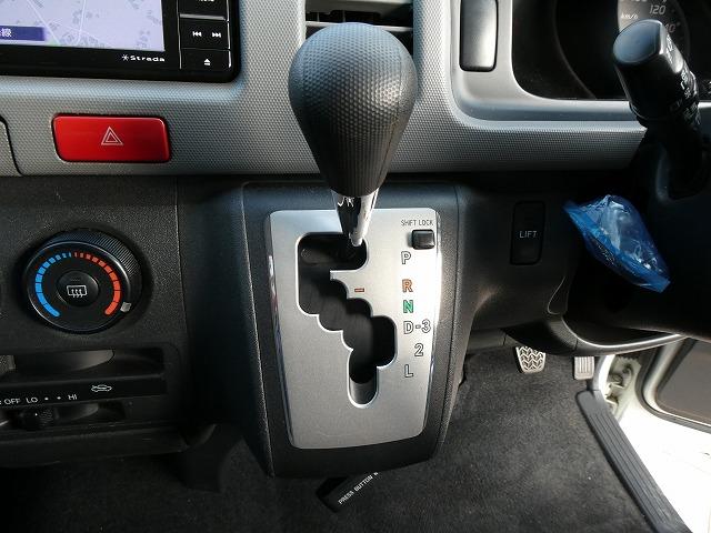 ハイエースコミューター 　福祉車両　ウェルキャブ　Ｂタイプ　車いす２基固定　リアリフト　車いす電動固定装置　電動サイドステップ　１０人乗り　パナソニックメモリーナビ　バックカメラ　フルセグ（17枚目）