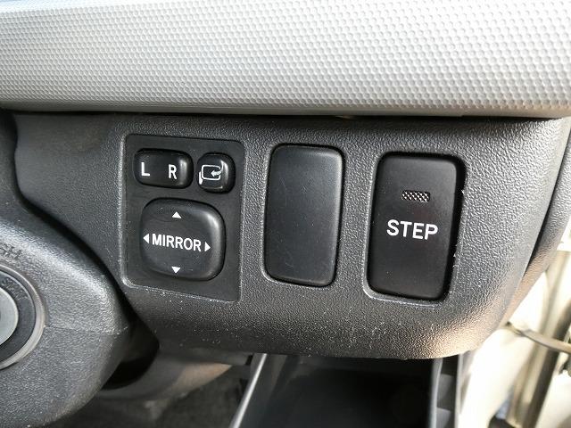 ハイエースコミューター 　福祉車両　ウェルキャブ　Ｂタイプ　車いす２基固定　リアリフト　車いす電動固定装置　電動サイドステップ　１０人乗り　パナソニックメモリーナビ　バックカメラ　フルセグ（23枚目）