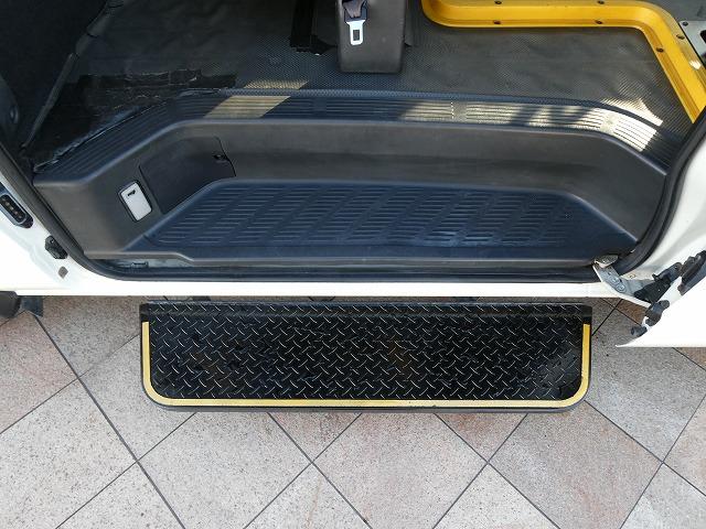 ハイエースコミューター 　福祉車両　ウェルキャブ　Ｂタイプ　車いす２基固定　リアリフト　車いす電動固定装置　電動サイドステップ　１０人乗り　パナソニックメモリーナビ　バックカメラ　フルセグ（27枚目）