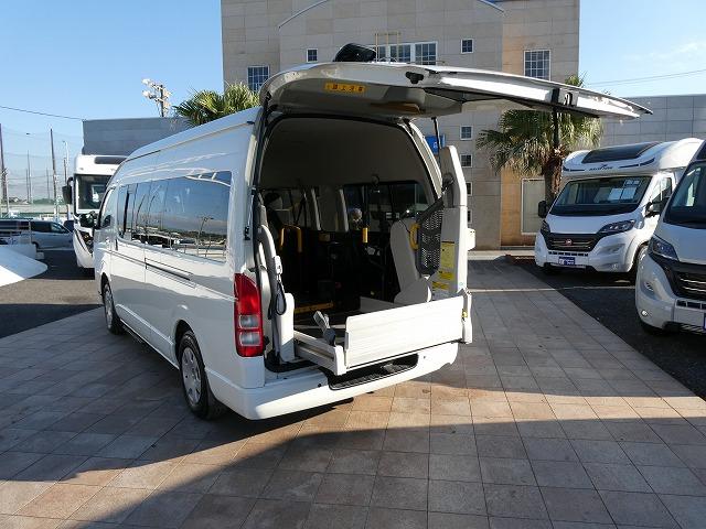 ハイエースコミューター 　福祉車両　ウェルキャブ　Ｂタイプ　車いす２基固定　リアリフト　車いす電動固定装置　電動サイドステップ　１０人乗り　パナソニックメモリーナビ　バックカメラ　フルセグ（30枚目）