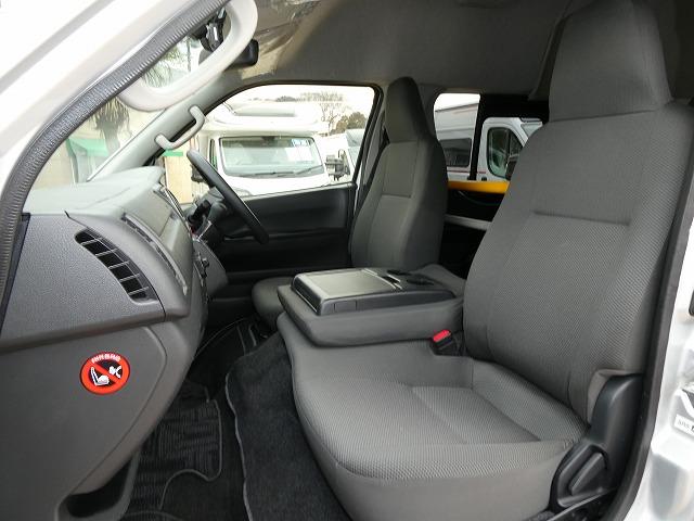 ハイエースバン 　福祉車両　ウェルキャブ　Ｂタイプ　リアリフト　車いす２基固定　１０人乗り　車いす電動固定装置　電動サイドステップ　前後ドライブレコーダー（5枚目）