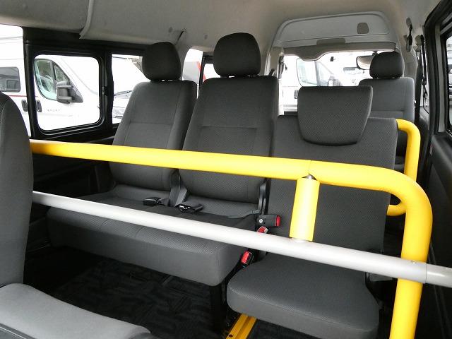 ハイエースバン 　福祉車両　ウェルキャブ　Ｂタイプ　リアリフト　車いす２基固定　１０人乗り　車いす電動固定装置　電動サイドステップ　前後ドライブレコーダー（6枚目）