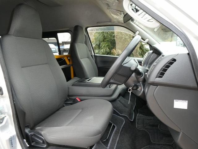 ハイエースバン 　福祉車両　ウェルキャブ　Ｂタイプ　リアリフト　車いす２基固定　１０人乗り　車いす電動固定装置　電動サイドステップ　前後ドライブレコーダー（17枚目）