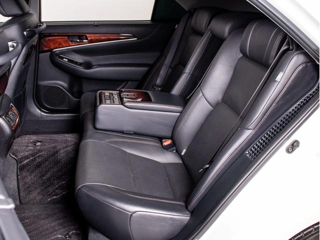 クラウンマジェスタ Ｆバージョン　後期型（禁煙車）（黒本革シート）（オプション１８インチアルミ）（フルエアロ）（パノラミックビューモニター）衝突軽減ブレーキ　踏み間違い防止機能　レーダークルーズ　ＢＳＭ　アダプティブハイビーム（8枚目）