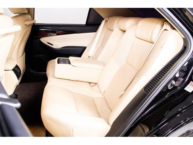 クラウンハイブリッド ロイヤルサルーンＧ　後期型（禁煙車）（本革シート）（オプション１７インチＡＷ）（セーフティセンス）衝突軽減ブレーキ　踏み間違い防止機能　車線逸脱抑制ＬＤＡ　レーダークルーズ　ＢＳＭ　後席ＶＩＰ　シートメモリー　エアシート（7枚目）