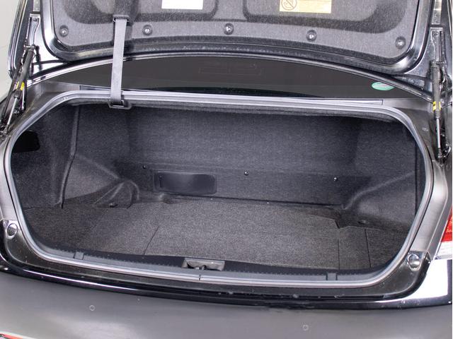 クラウンハイブリッド ロイヤルサルーンＧ　後期型（禁煙車）（本革シート）（オプション１７インチＡＷ）（セーフティセンス）衝突軽減ブレーキ　踏み間違い防止機能　車線逸脱抑制ＬＤＡ　レーダークルーズ　ＢＳＭ　後席ＶＩＰ　シートメモリー　エアシート（31枚目）