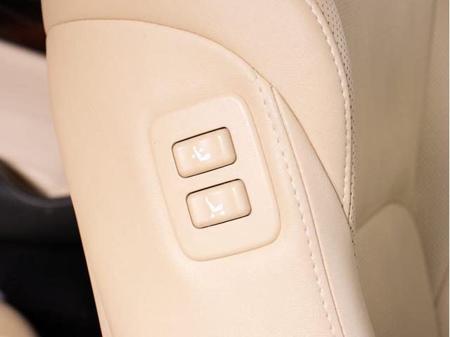 クラウンハイブリッド ロイヤルサルーンＧ　後期型（禁煙車）（本革シート）（オプション１７インチＡＷ）（セーフティセンス）衝突軽減ブレーキ　踏み間違い防止機能　車線逸脱抑制ＬＤＡ　レーダークルーズ　ＢＳＭ　後席ＶＩＰ　シートメモリー　エアシート（37枚目）