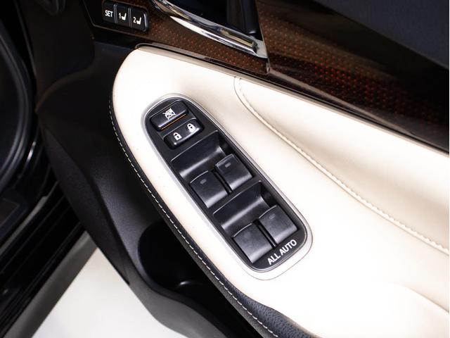 クラウンハイブリッド ロイヤルサルーンＧ　後期型（禁煙車）（本革シート）（オプション１７インチＡＷ）（セーフティセンス）衝突軽減ブレーキ　踏み間違い防止機能　車線逸脱抑制ＬＤＡ　レーダークルーズ　ＢＳＭ　後席ＶＩＰ　シートメモリー　エアシート（43枚目）