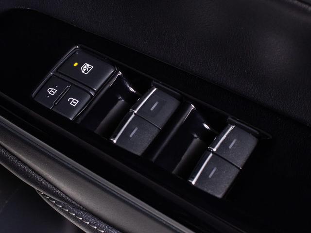 クラウンハイブリッド Ｓ　Ｃパッケージ　Ｆｏｕｒ　（４ＷＤ）（黒本革シート）（トヨタセーフティセンス）衝突軽減ブレーキ　踏み間違い防止機能　レーダークルーズ　ＢＳＭ　オートマチックハイビーム　エアシート　シートヒーター　点検記録簿１３枚　ＳＤマルチ（48枚目）