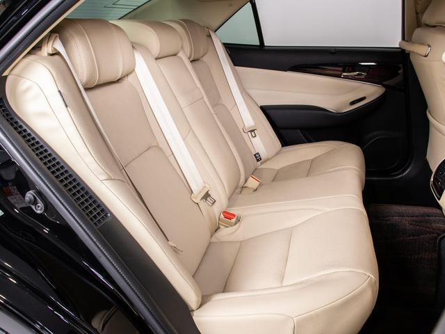 クラウンハイブリッド ロイヤルサルーンＧ　後期型（禁煙車）（ベージュ本革シート）（リヤオートエアコン）Ｂｌｕｅｔｏｏｔｈ対応　レギュラーガソリン仕様　クリアランスソナー　アダプティブハイビーム　ＢＳＭ　シートメモリー　ＳＤマルチ　バックカメラ（35枚目）