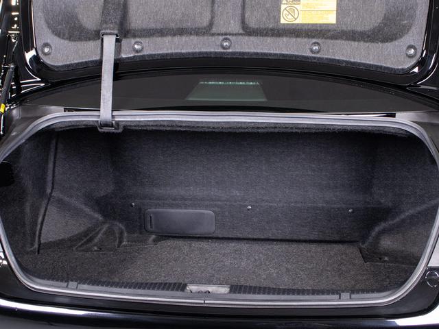 クラウンハイブリッド ロイヤルサルーン　後期型（禁煙車）（黒本革シート）（フルエアロ）（セーフティセンス）衝突軽減ブレーキ　車線逸脱抑制機能ＬＤＡ　オートマチックハイビーム　ＬＥＤヘッドライト　Ｂｌｕｅｔｏｏｔｈ対応　レギュラーガソリン仕様（30枚目）