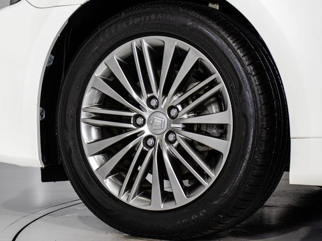 クラウンハイブリッド ロイヤルサルーン　ブラックスタイル　（禁煙車）（ワンオーナー）（点検記録簿１０枚）（特別仕様車）（衝突軽減ブレーキ）（踏み間違い防止機能）レーダークルーズ　専用インテリア＆エクステリア　純正１７インチアルミ　Ｂｌｕｔｏｏｔｈ対応（6枚目）