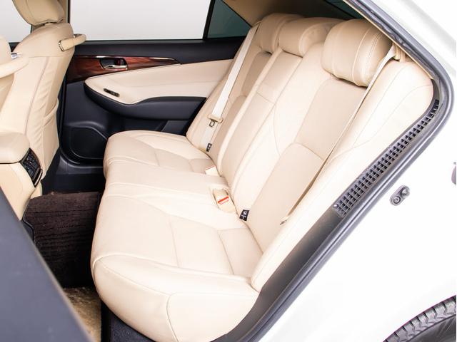 クラウンハイブリッド ロイヤルサルーン　（禁煙車）（ワンオーナー）（サンルーフ）（ベージュ本革シート）Ｂｌｕｅｔｏｏｔｈ対応　レギュラーガソリン仕様　ＨＤＤマルチ　カラーバックカメラ　ＨＩＤヘッドライト　ＬＥＤフォグランプ　シートヒーター（7枚目）