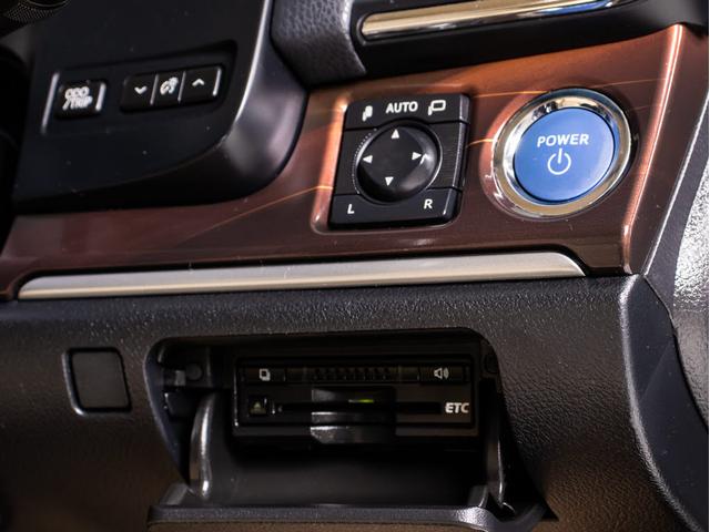 クラウンハイブリッド ロイヤルサルーン　（禁煙車）（ワンオーナー）ＨＤＤマルチナビ　Ｂｌｕｅｔｏｏｔｈ対応　レギュラーガソリン仕様　シートヒーター　ステアリングヒーター　記録簿７枚　カラーバックカメラ　ＨＩＤヘッドライト　ＬＥＤフォグランプ（42枚目）