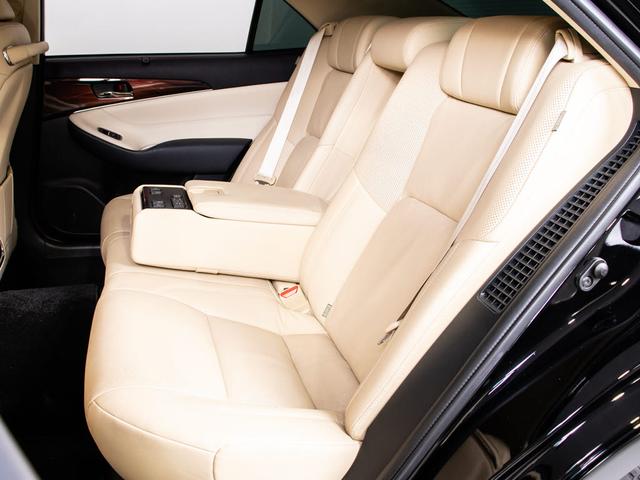 クラウンハイブリッド ロイヤルサルーンG (禁煙車)(プレミアムサウンドシステム)(オプション17インチAW)(フラクセン本革シート)(パノラミックビューモニター)(衝突軽減ブレーキ)(踏み間違い防止機能)レーダークルーズ イージークローザー(9枚目)