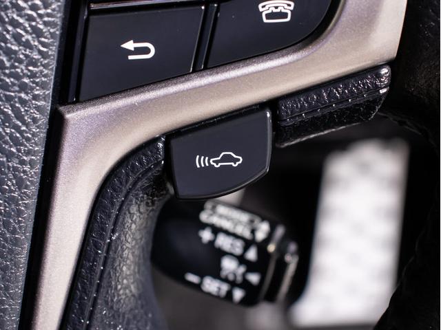 クラウンハイブリッド ロイヤルサルーンG (禁煙車)(プレミアムサウンドシステム)(オプション17インチAW)(フラクセン本革シート)(パノラミックビューモニター)(衝突軽減ブレーキ)(踏み間違い防止機能)レーダークルーズ イージークローザー(12枚目)