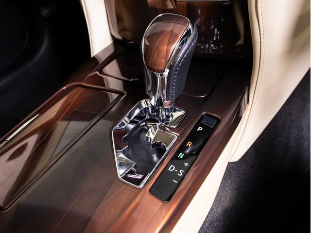 クラウンハイブリッド ロイヤルサルーンG (禁煙車)(プレミアムサウンドシステム)(オプション17インチAW)(フラクセン本革シート)(パノラミックビューモニター)(衝突軽減ブレーキ)(踏み間違い防止機能)レーダークルーズ イージークローザー(46枚目)