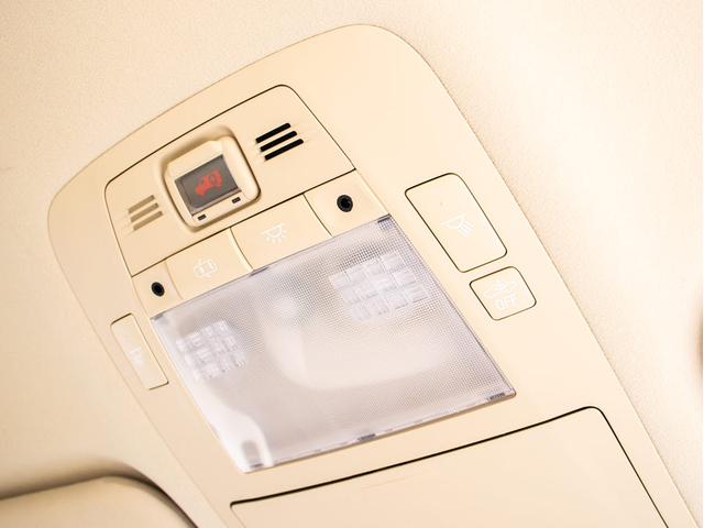 クラウンハイブリッド ロイヤルサルーンG (禁煙車)(プレミアムサウンドシステム)(オプション17インチAW)(フラクセン本革シート)(パノラミックビューモニター)(衝突軽減ブレーキ)(踏み間違い防止機能)レーダークルーズ イージークローザー(51枚目)