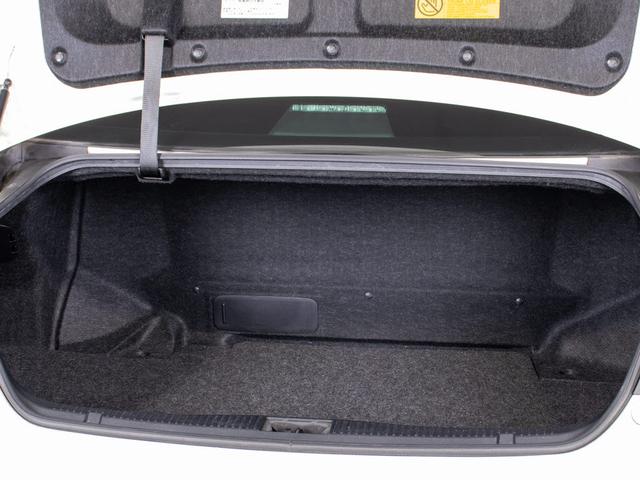 クラウンハイブリッド ロイヤルサルーンG 後期型(禁煙車)(オプション17インチアルミ)(衝突軽減ブレーキ)(踏み間違い防止機能)レーダークルーズ イージークローザー 後席VIP シートメモリー アダプティブハイビーム Bluetooth対応(33枚目)