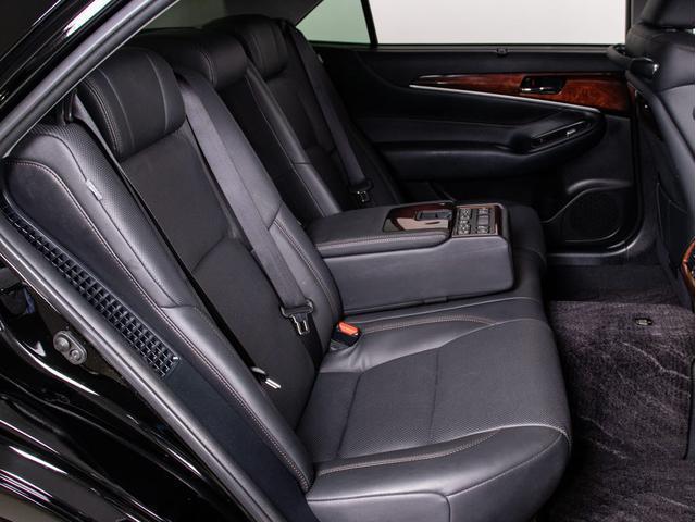 クラウンマジェスタ Fバージョン (禁煙車)(オプション18インチアルミ)(黒本革シート)(フルエアロ)衝突軽減ブレーキ 踏み間違い防止機能 BSM レーダークルーズ アダプティブハイビーム 点検整備記録簿5枚 Bluetooth対応(35枚目)