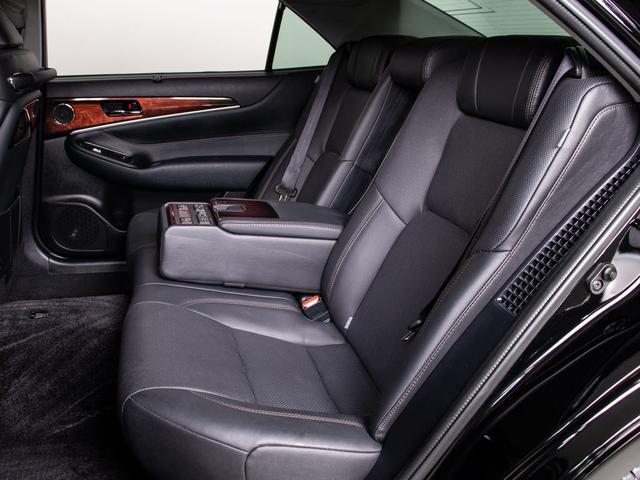 クラウンマジェスタ Fバージョン 後期/サンルーフ/プレミアムサウンド/黒革/パノラミックビューモニター/ブラインドスポットモニター/トヨタセーフティセンス/クリアランスソナー/プリクラッシュセーフティ/フルエアロ/オプション18AW(32枚目)